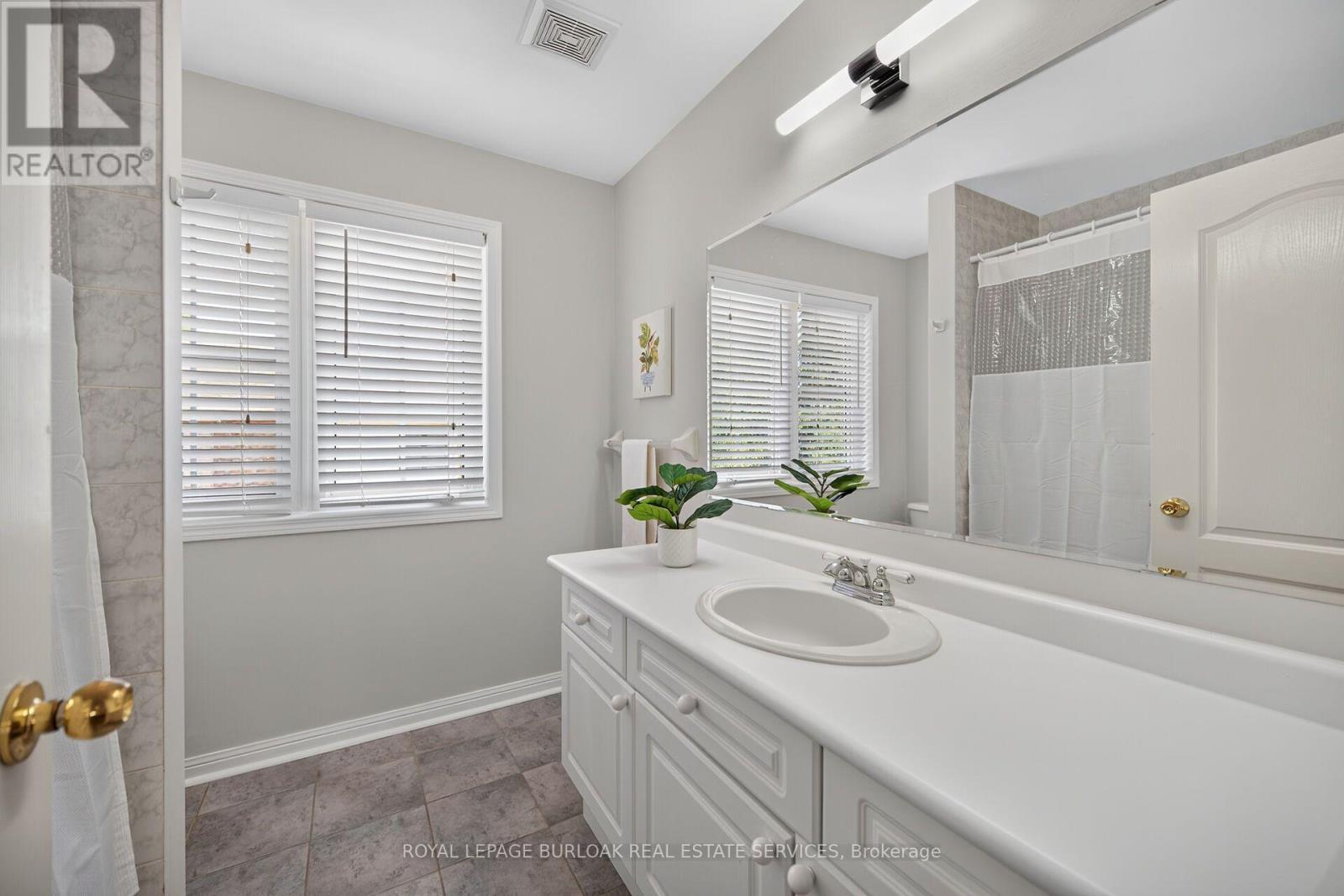 5660 Rosaline Road, Burlington, ON - Indoor Photo Showing Bathroom