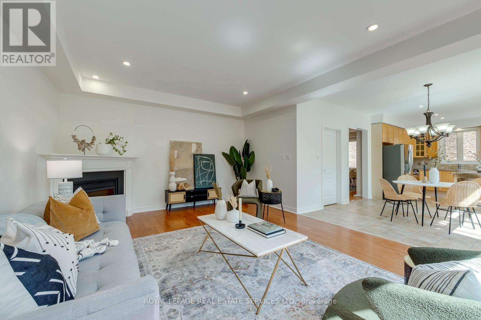 2116 Blackforest Crescent, Oakville, ON - Indoor Photo Showing Living Room