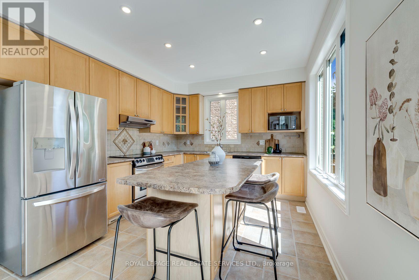 2116 Blackforest Crescent, Oakville, ON - Indoor Photo Showing Kitchen