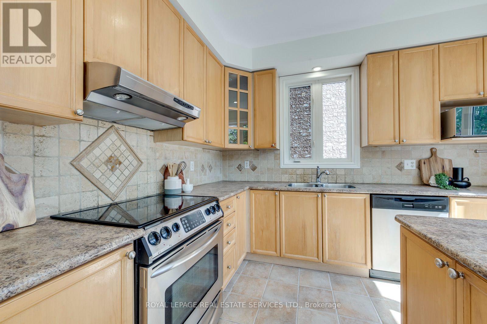 2116 Blackforest Crescent, Oakville, ON - Indoor Photo Showing Kitchen With Double Sink