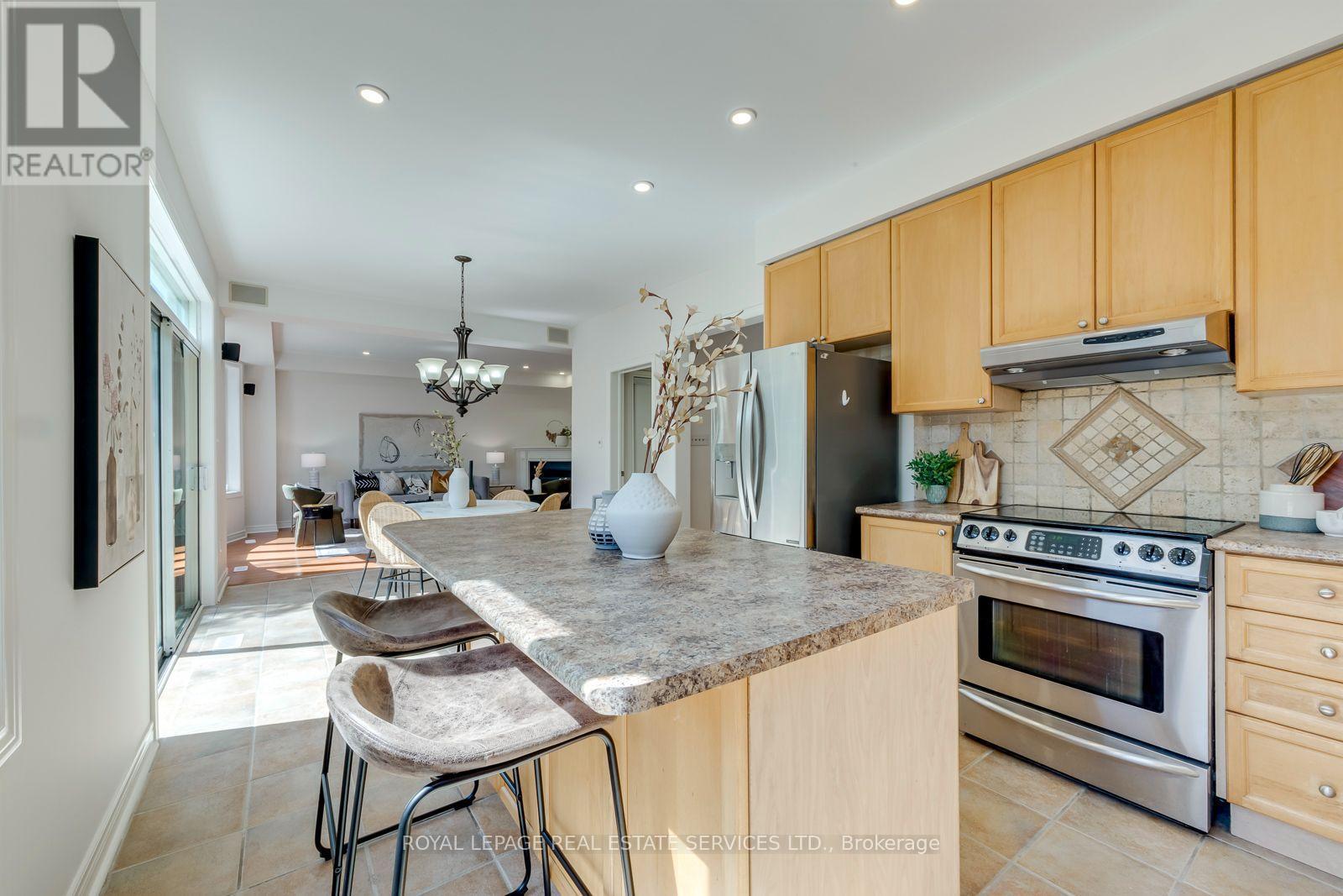 2116 Blackforest Crescent, Oakville, ON - Indoor Photo Showing Kitchen With Upgraded Kitchen