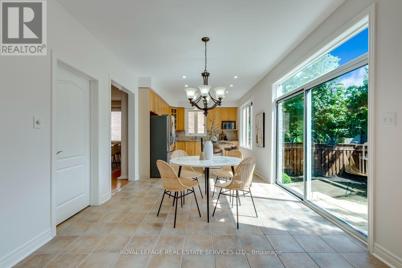 2116 Blackforest Crescent, Oakville, ON - Indoor Photo Showing Dining Room