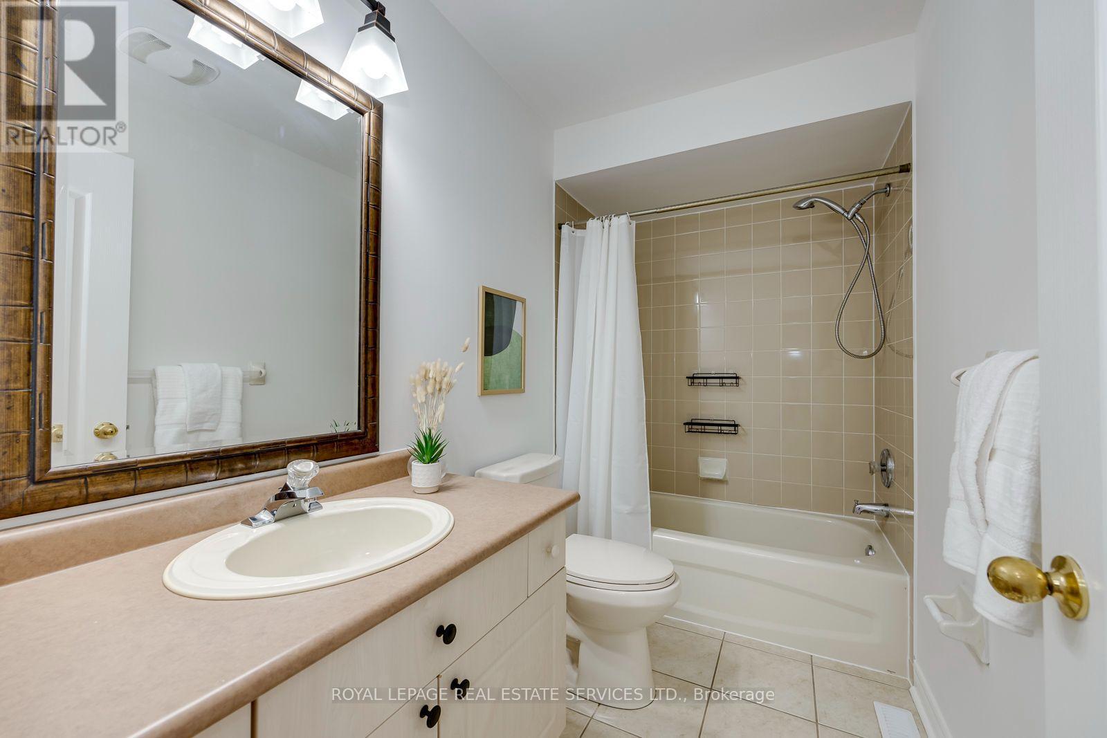 2116 Blackforest Crescent, Oakville, ON - Indoor Photo Showing Bathroom