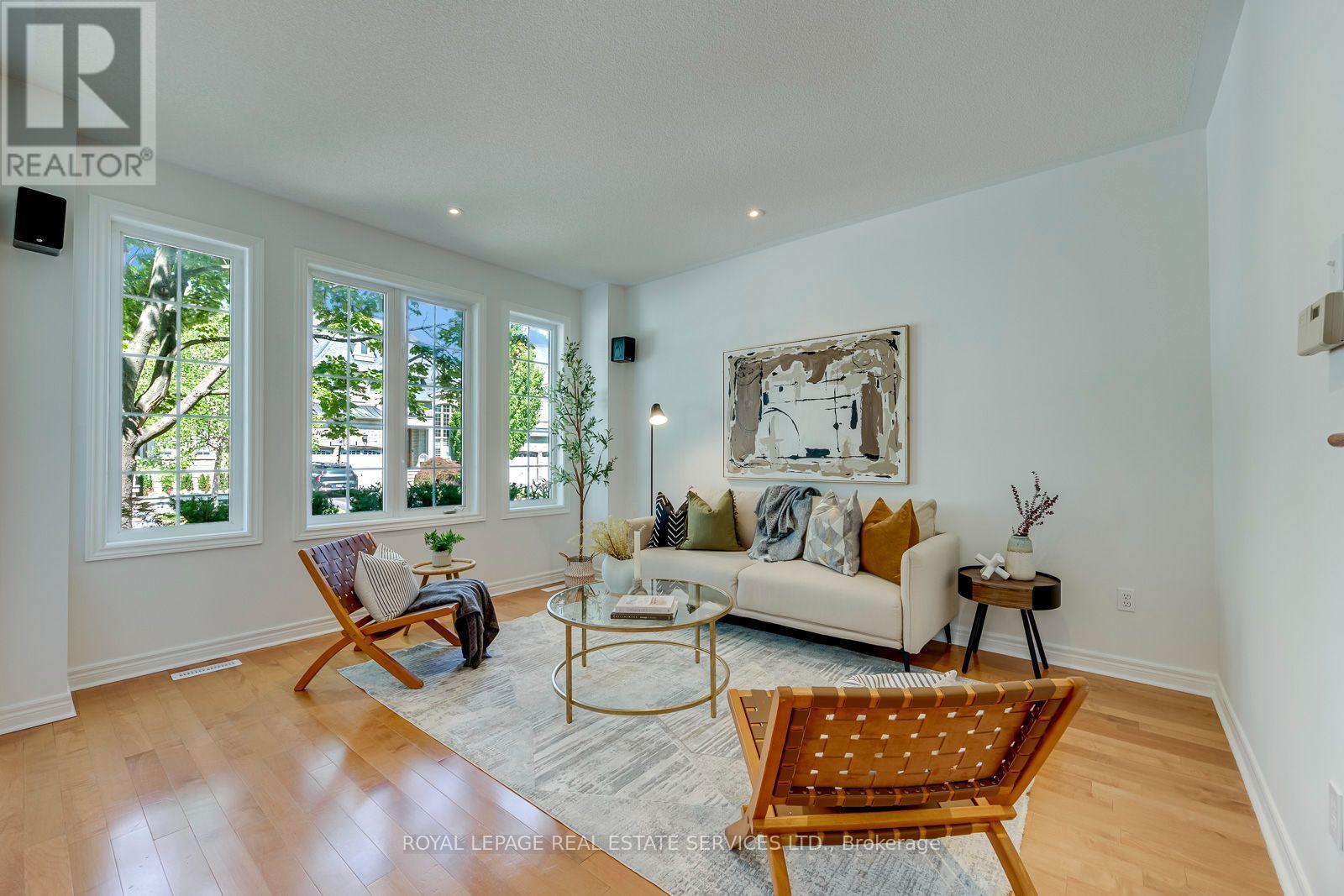2116 Blackforest Crescent, Oakville, ON - Indoor Photo Showing Living Room