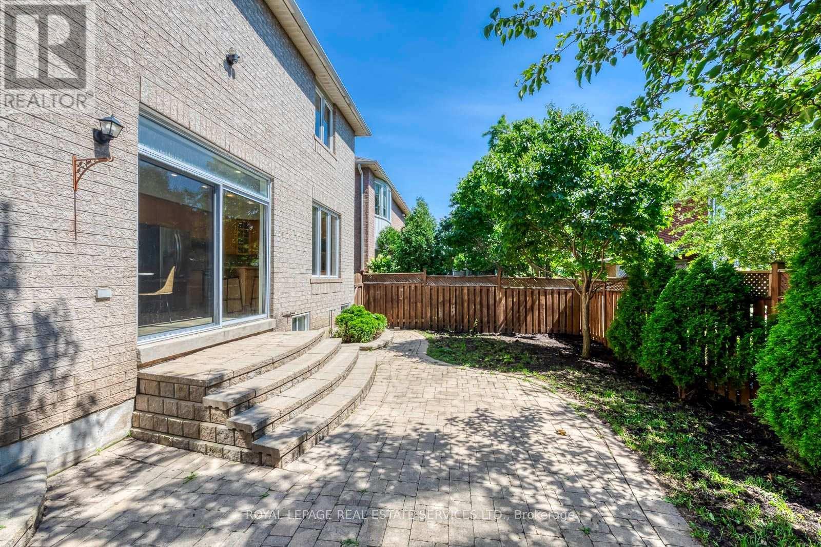 2116 Blackforest Crescent, Oakville, ON - Outdoor