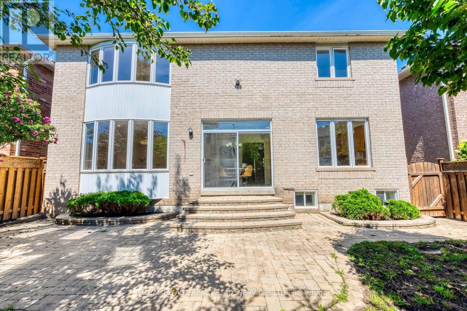 2116 Blackforest Crescent, Oakville, ON - Outdoor