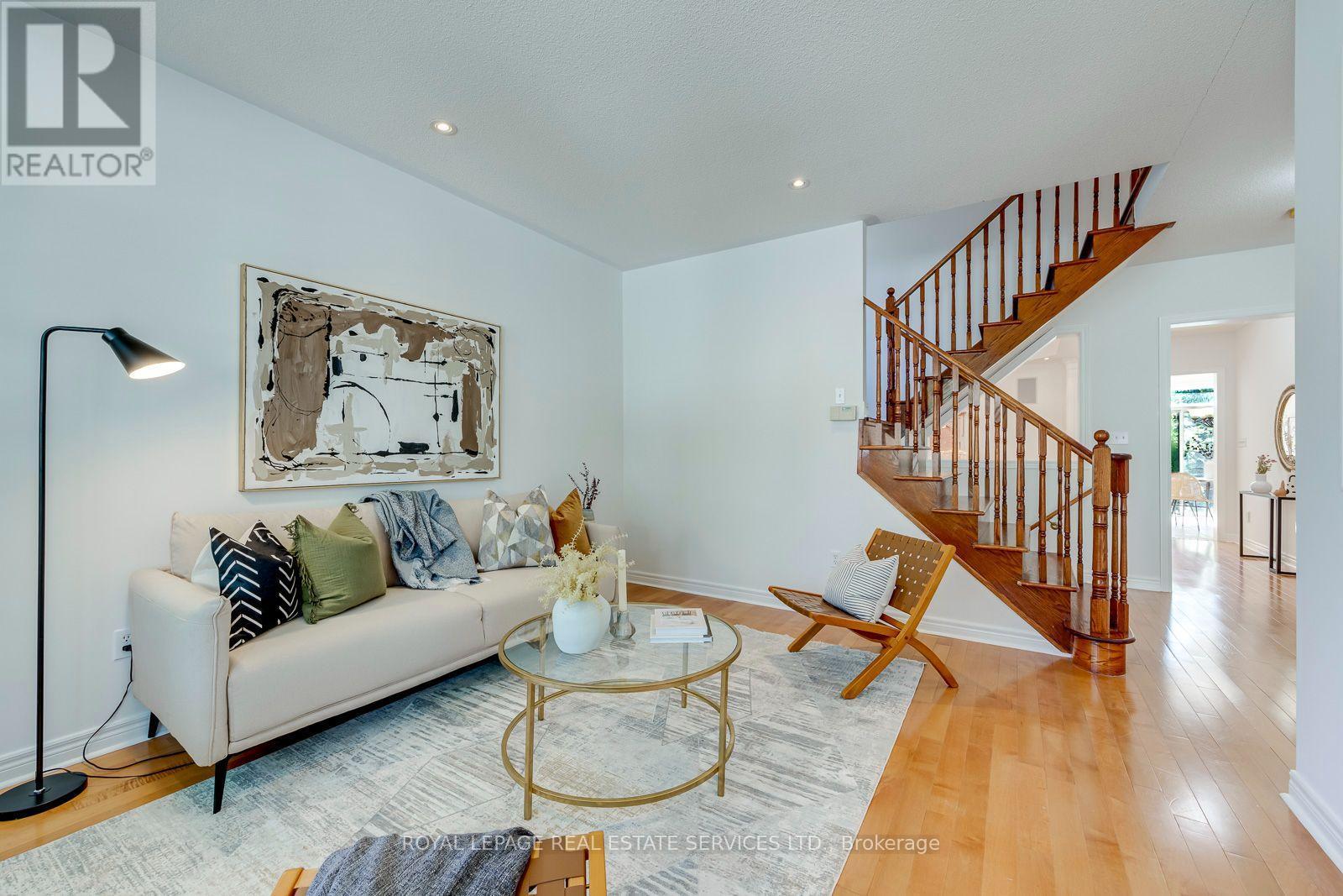 2116 Blackforest Crescent, Oakville, ON - Indoor Photo Showing Living Room
