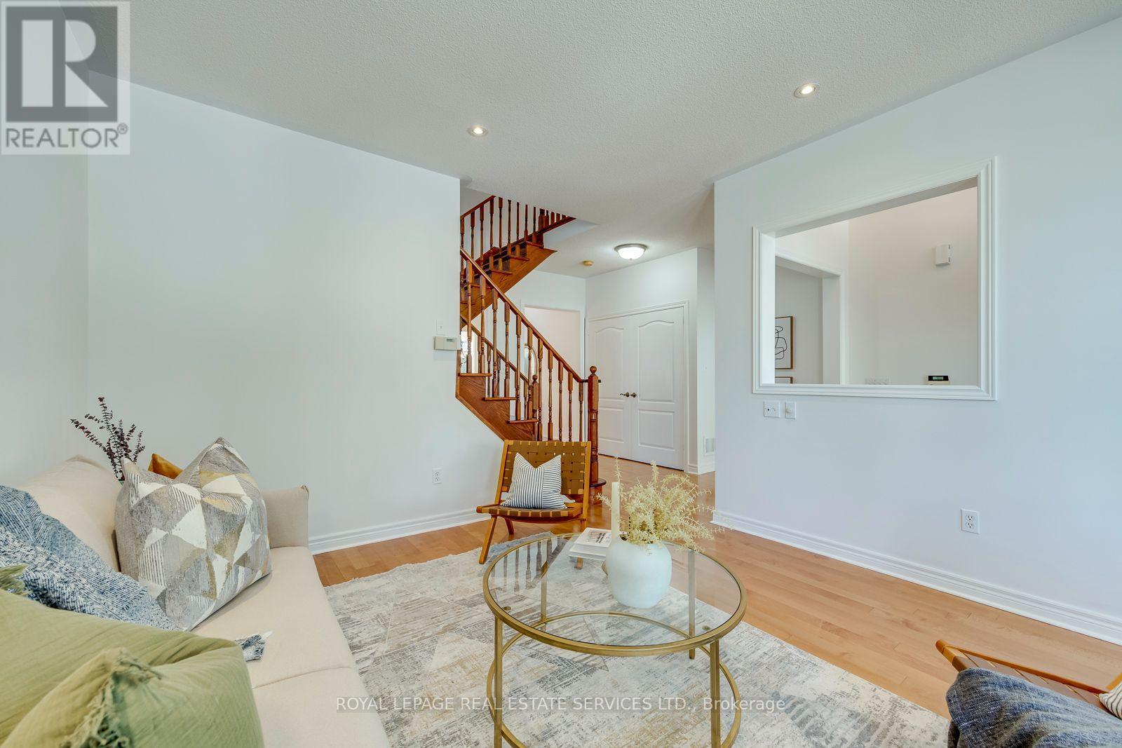 2116 Blackforest Crescent, Oakville, ON - Indoor Photo Showing Living Room