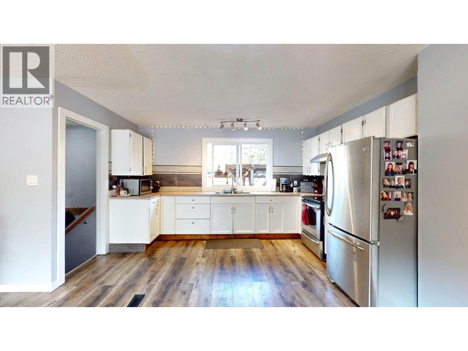 2405 Arbutus Street, Elkford, BC - Indoor Photo Showing Kitchen