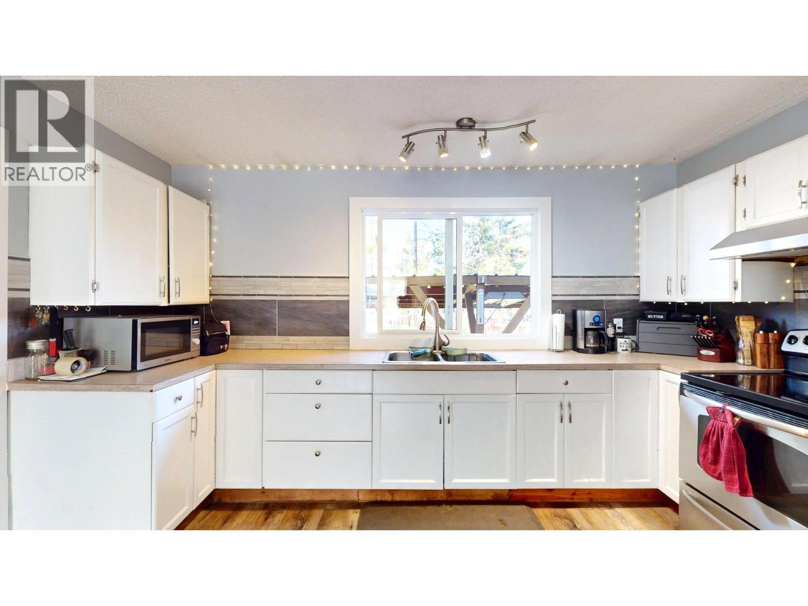 2405 Arbutus Street, Elkford, BC - Indoor Photo Showing Kitchen With Double Sink