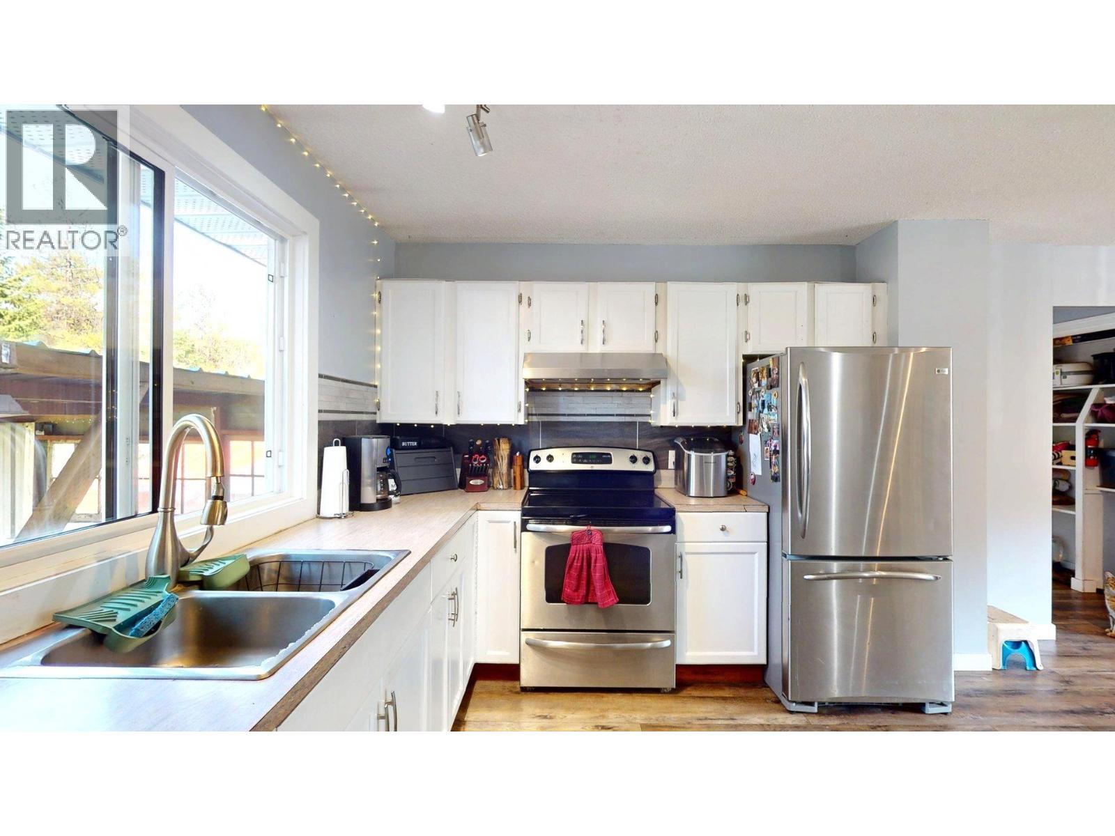 2405 Arbutus Street, Elkford, BC - Indoor Photo Showing Kitchen With Double Sink