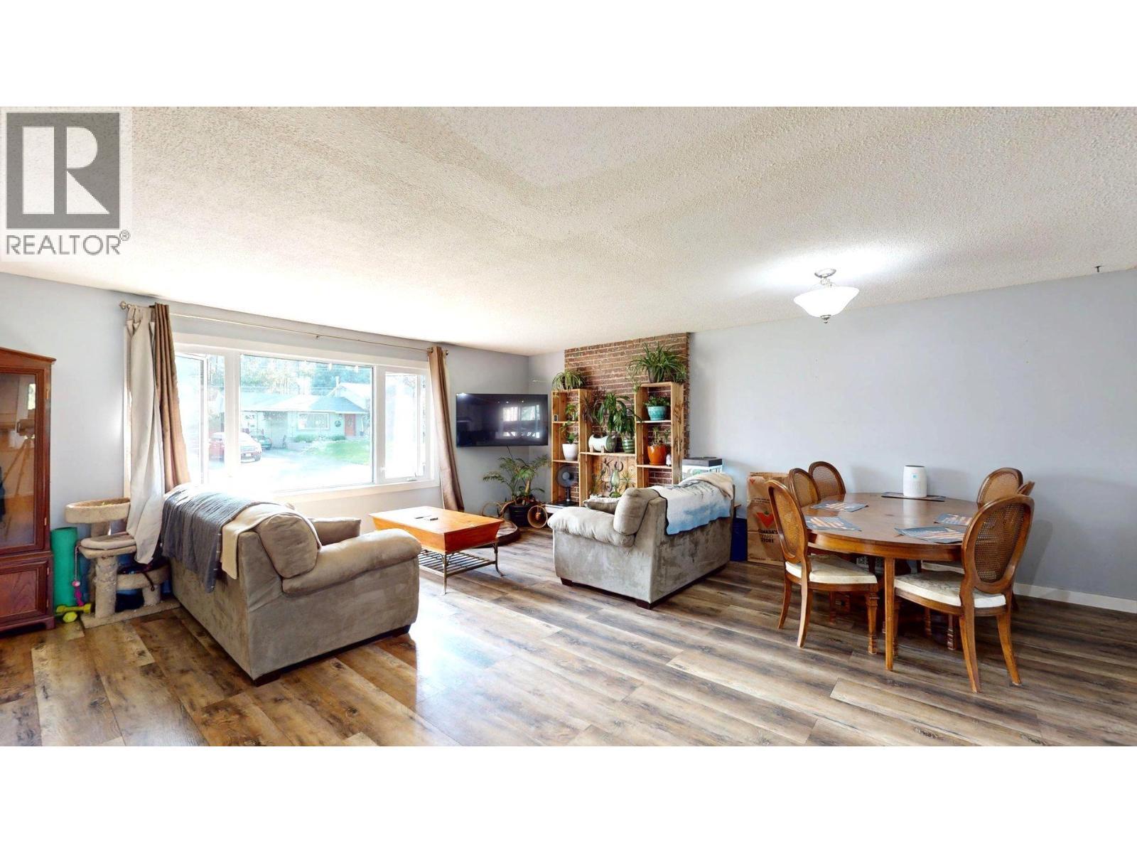 2405 Arbutus Street, Elkford, BC - Indoor Photo Showing Living Room