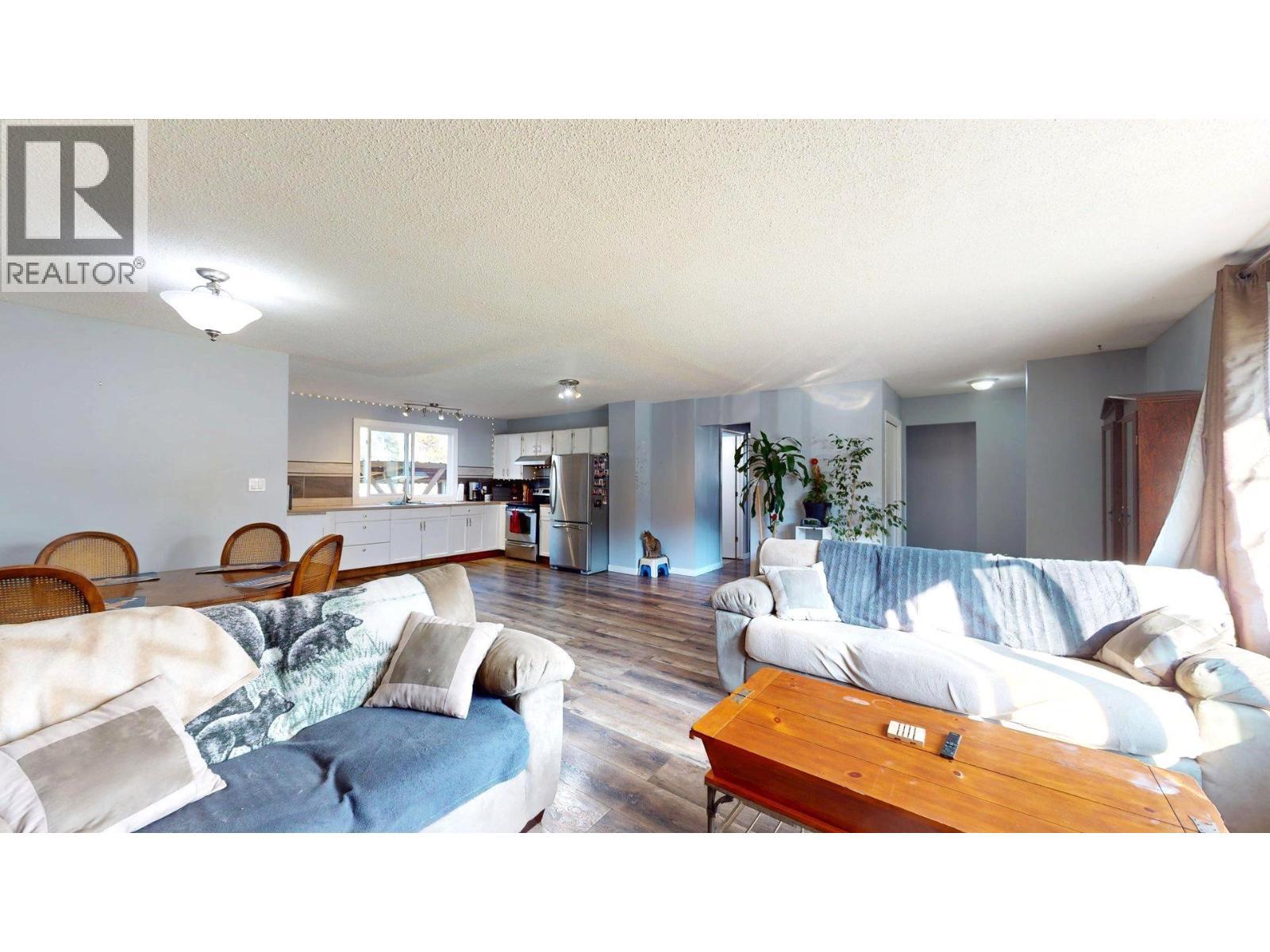 2405 Arbutus Street, Elkford, BC - Indoor Photo Showing Living Room