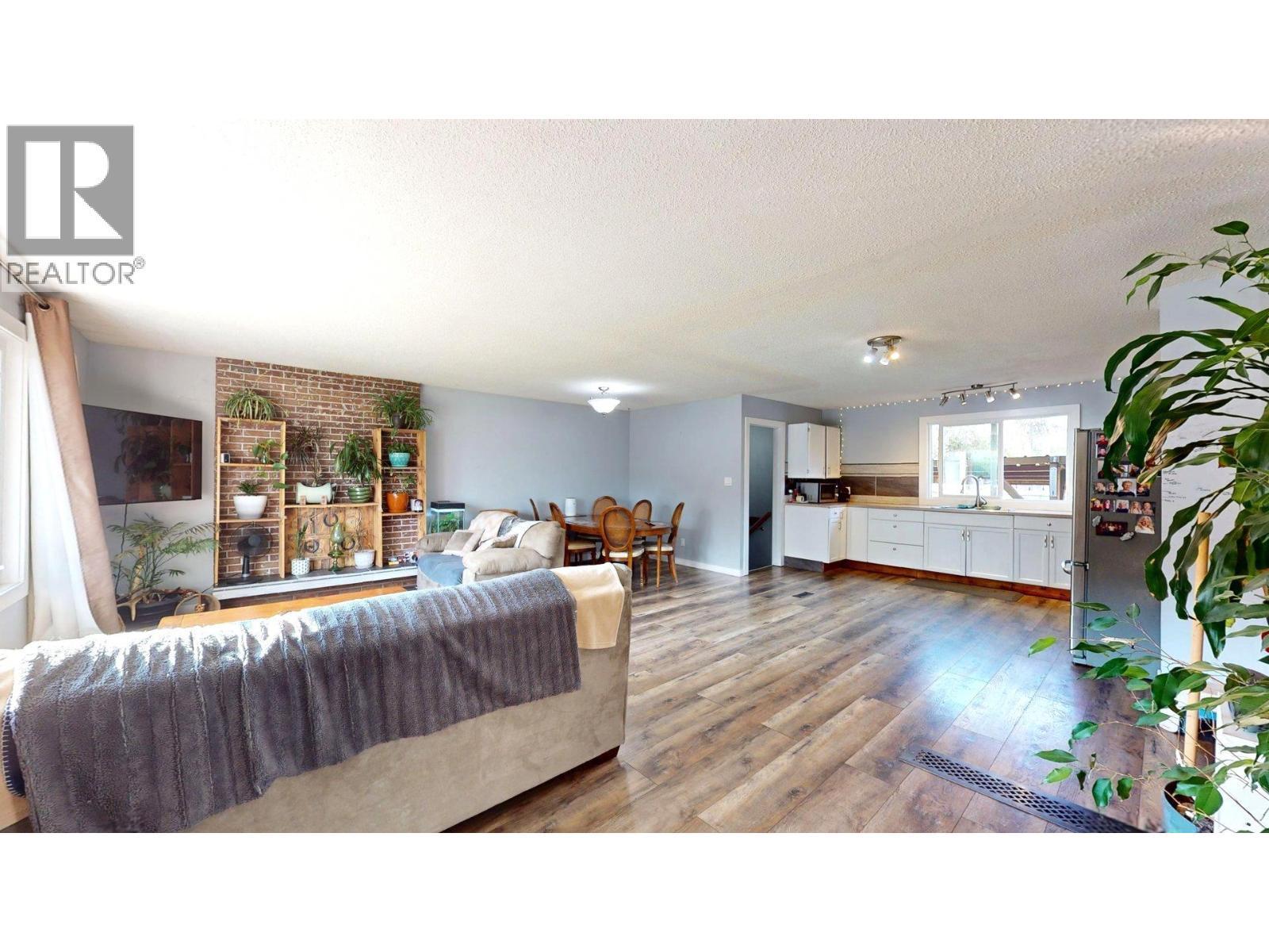 2405 Arbutus Street, Elkford, BC - Indoor Photo Showing Living Room
