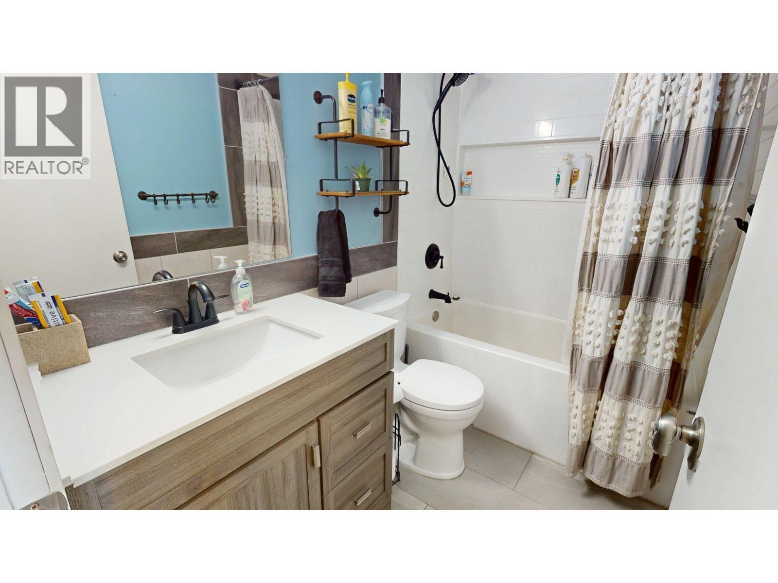 2405 Arbutus Street, Elkford, BC - Indoor Photo Showing Bathroom