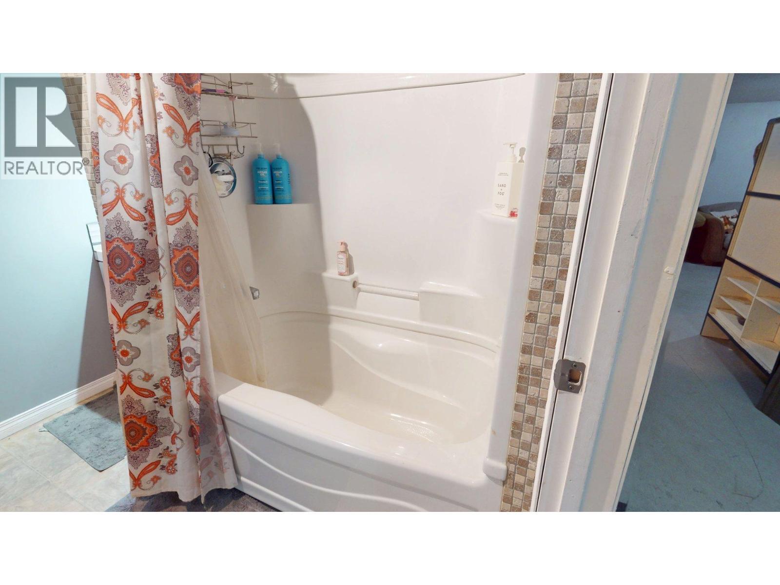 2405 Arbutus Street, Elkford, BC - Indoor Photo Showing Bathroom