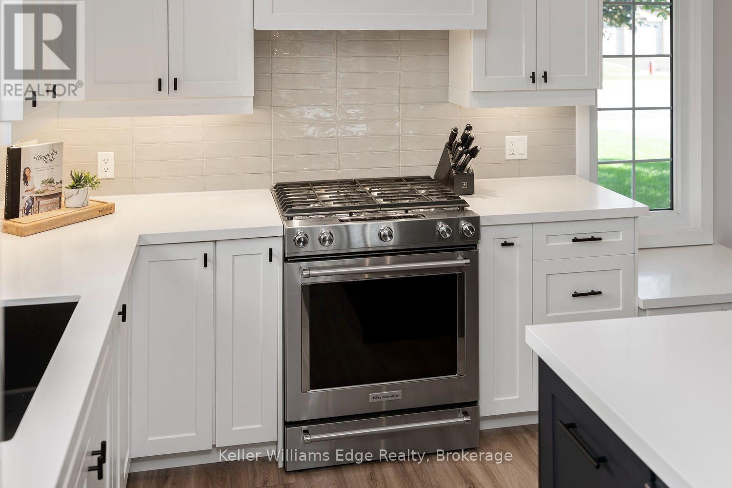 3389 Palmer Drive, Burlington (Palmer), ON - Indoor Photo Showing Kitchen With Upgraded Kitchen