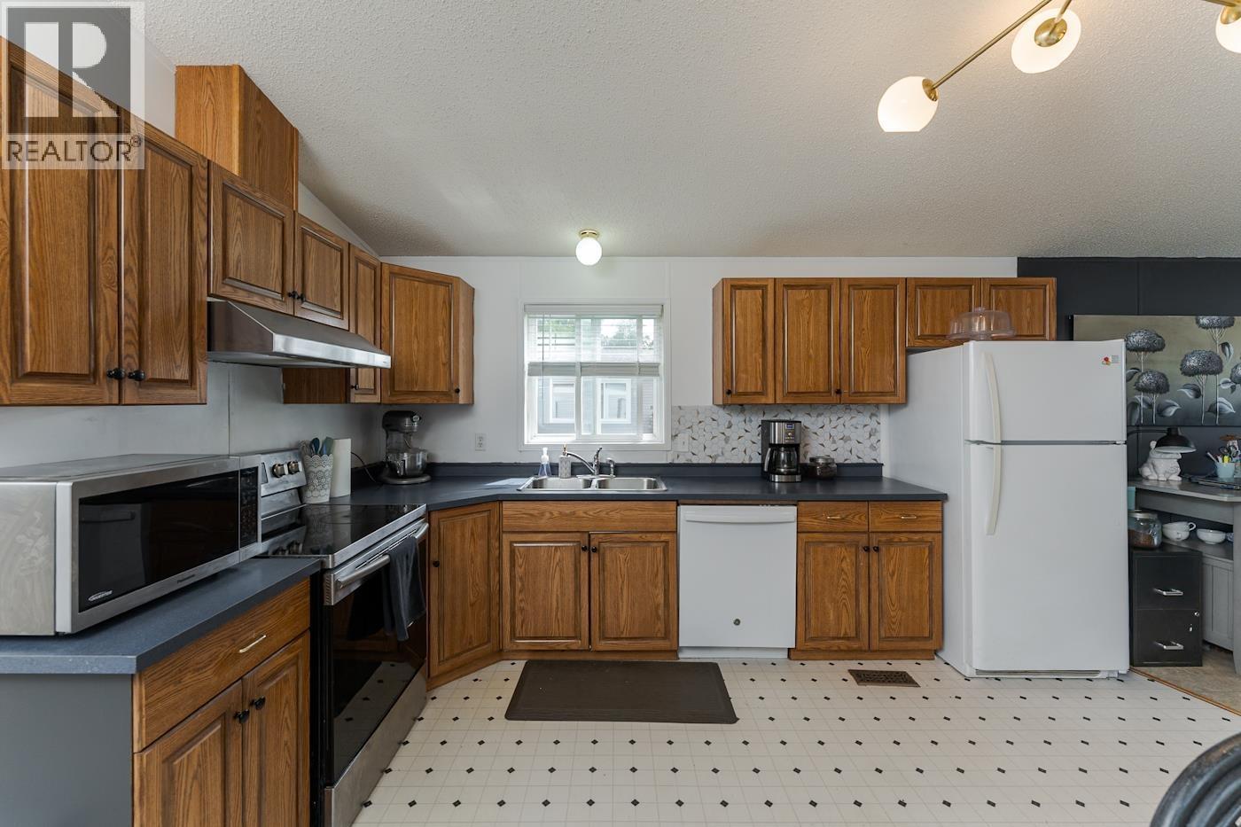 35 5164 Hart Highway, Prince George, BC - Indoor Photo Showing Kitchen With Double Sink