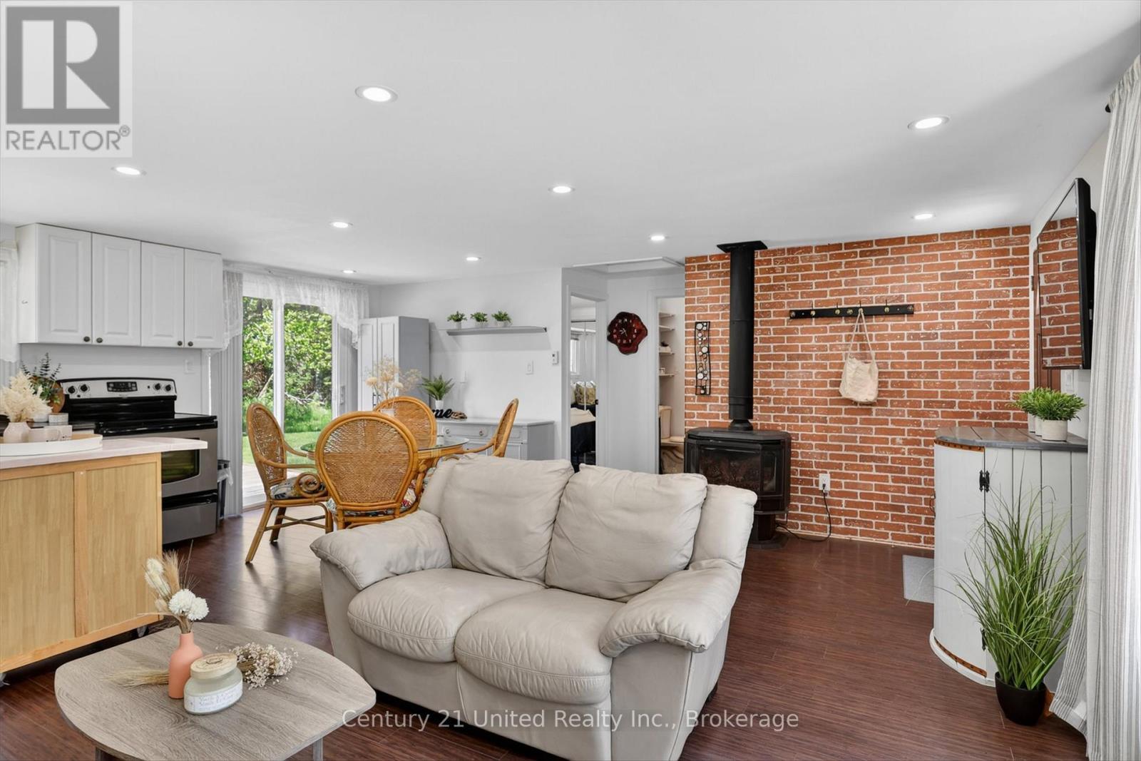 98 Lakeview Cottage Road, Kawartha Lakes (Bexley), ON - Indoor Photo Showing Living Room