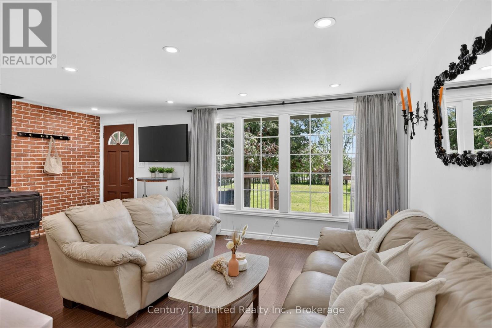 98 Lakeview Cottage Road, Kawartha Lakes (Bexley), ON - Indoor Photo Showing Living Room With Fireplace