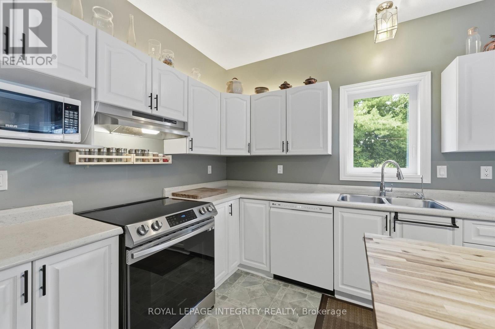 281 Frome Street, Ottawa, ON - Indoor Photo Showing Kitchen With Double Sink