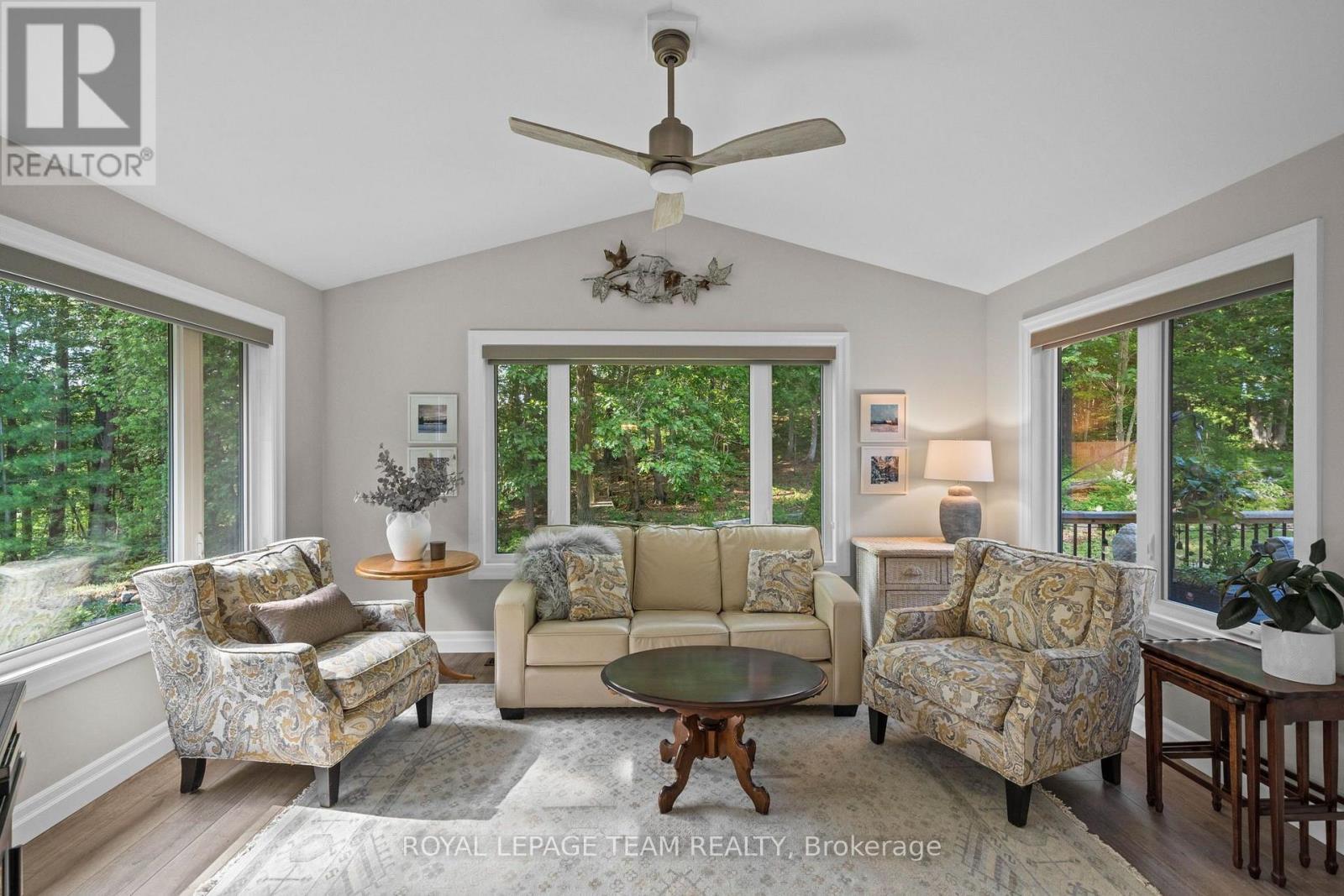 5 Peggs Lane, Mcnab/Braeside, ON - Indoor Photo Showing Living Room