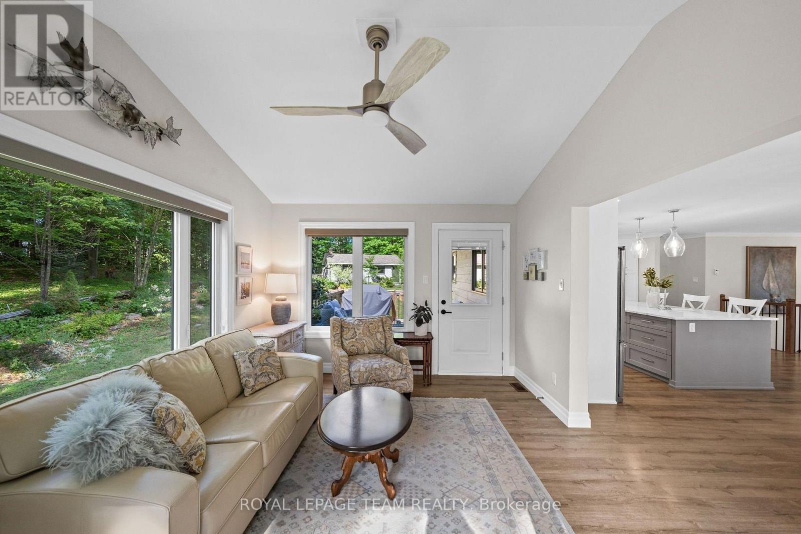 5 Peggs Lane, Mcnab/Braeside, ON - Indoor Photo Showing Living Room