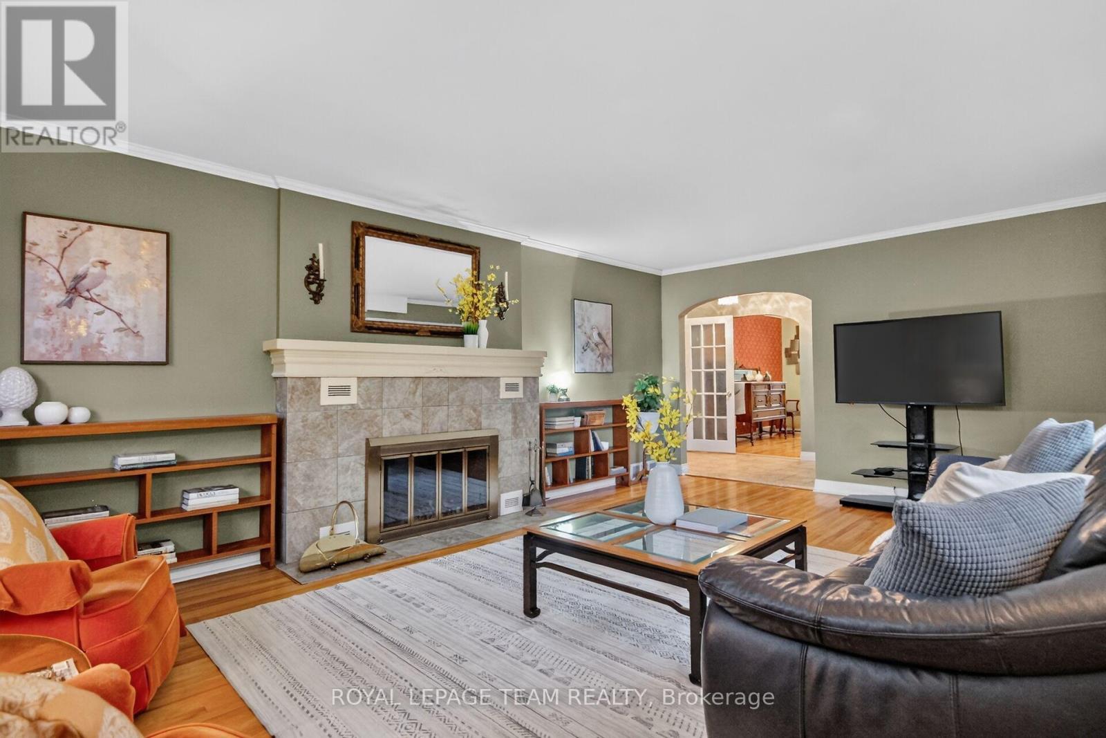 1003 St. Peter Street, Ottawa, ON - Indoor Photo Showing Living Room With Fireplace