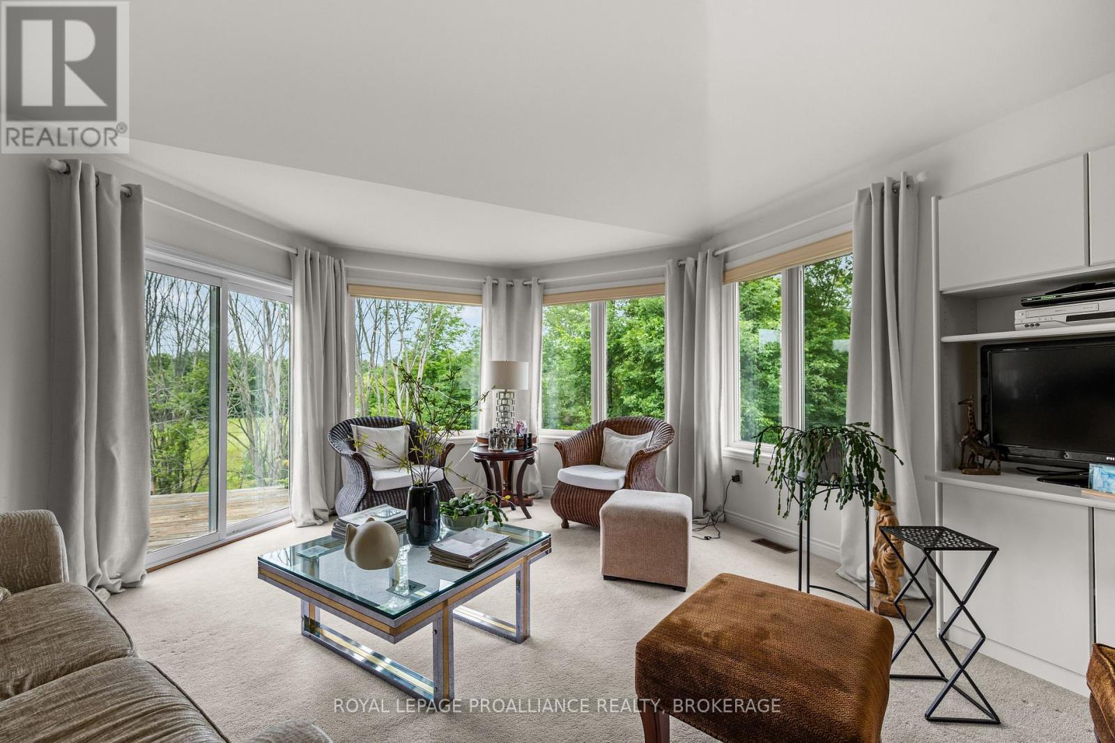 3570 Desert Lake Road, Frontenac (Frontenac South), ON - Indoor Photo Showing Living Room