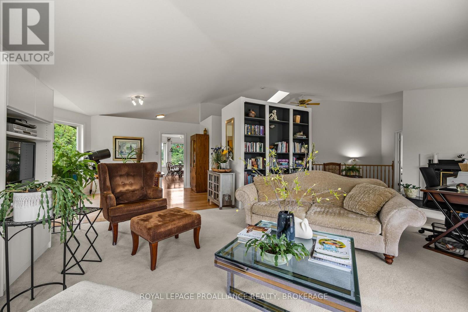 3570 Desert Lake Road, Frontenac (Frontenac South), ON - Indoor Photo Showing Living Room