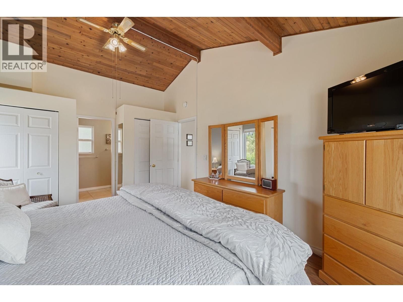 535 Curtis Road, Kelowna, BC - Indoor Photo Showing Bedroom