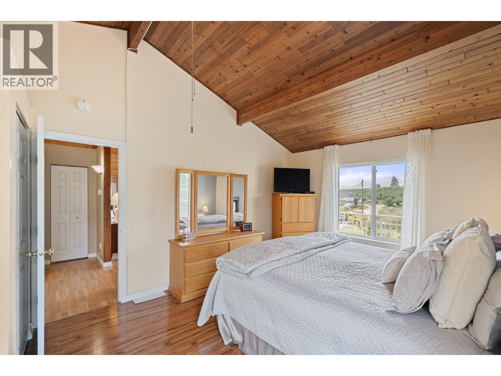 535 Curtis Road, Kelowna, BC - Indoor Photo Showing Bedroom