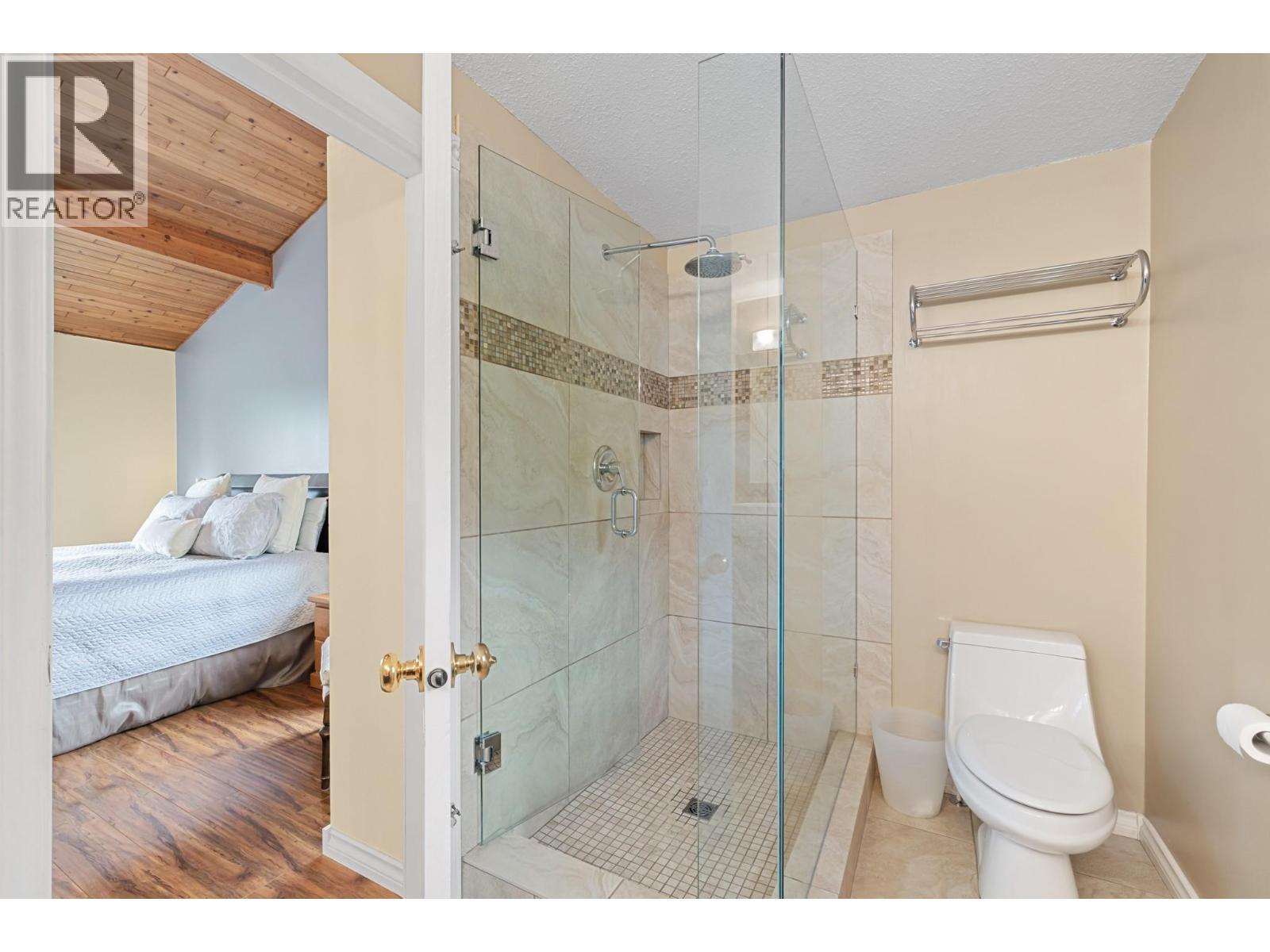 535 Curtis Road, Kelowna, BC - Indoor Photo Showing Bathroom