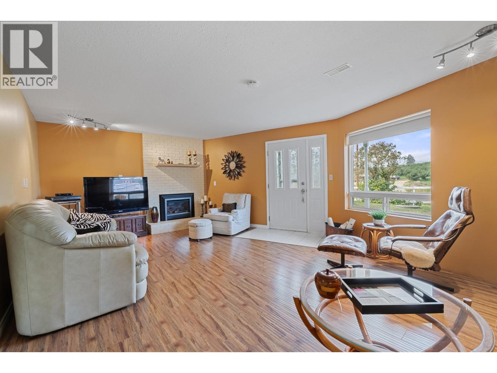 535 Curtis Road, Kelowna, BC - Indoor Photo Showing Living Room With Fireplace