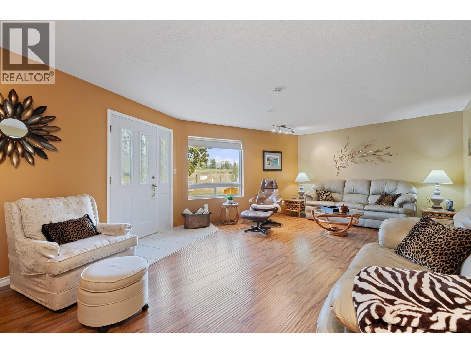 535 Curtis Road, Kelowna, BC - Indoor Photo Showing Living Room