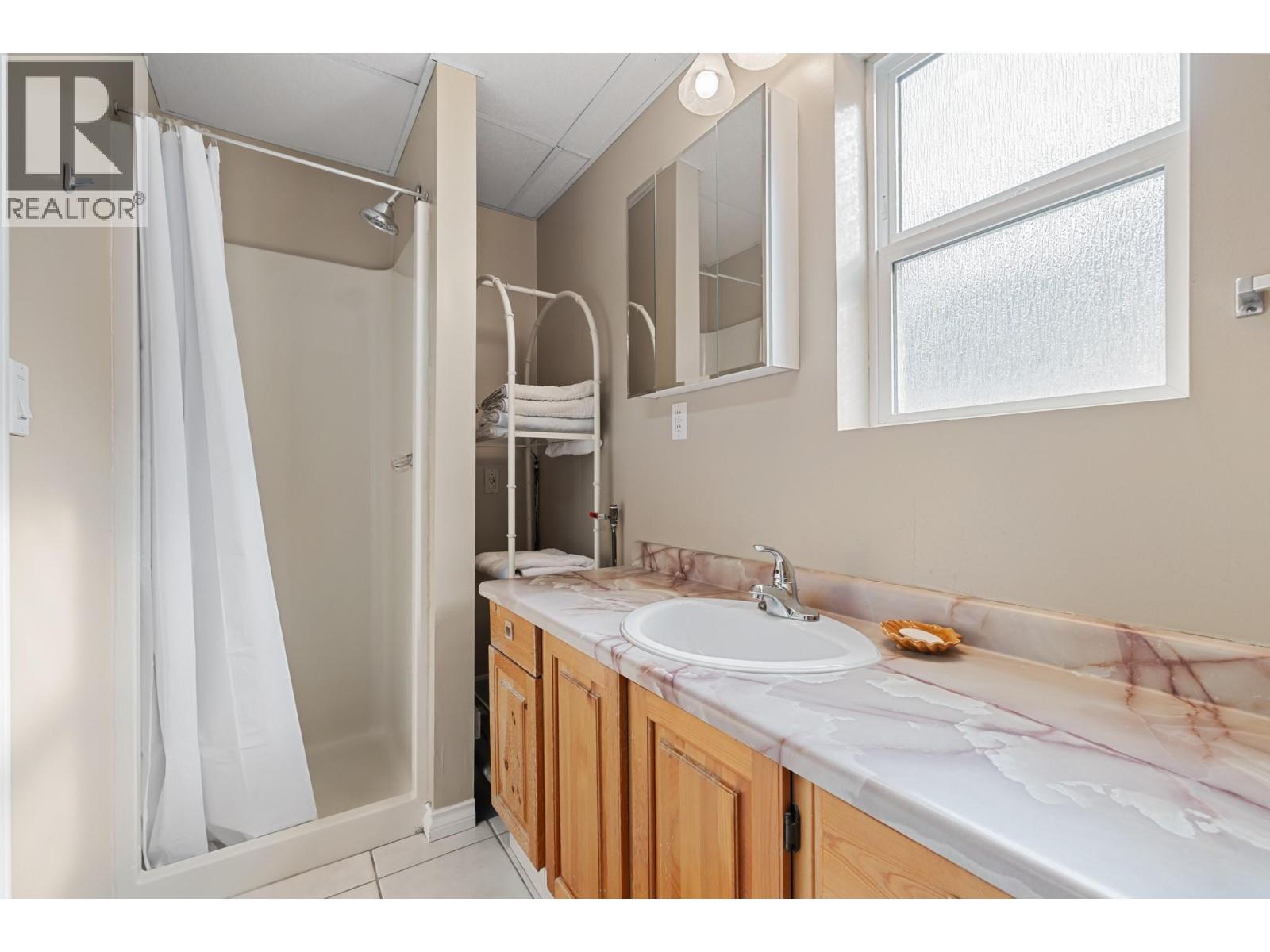 535 Curtis Road, Kelowna, BC - Indoor Photo Showing Bathroom