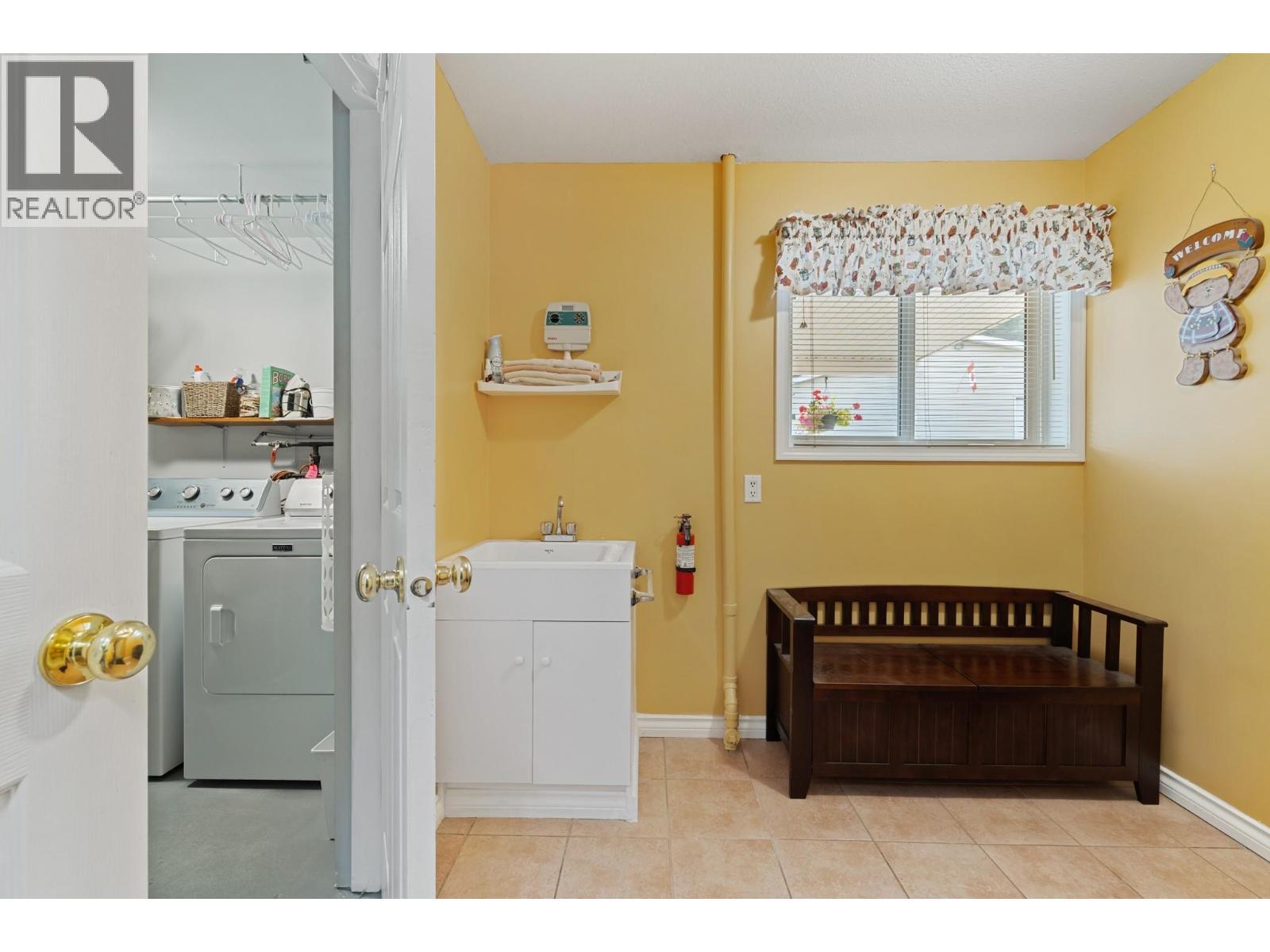 535 Curtis Road, Kelowna, BC - Indoor Photo Showing Laundry Room