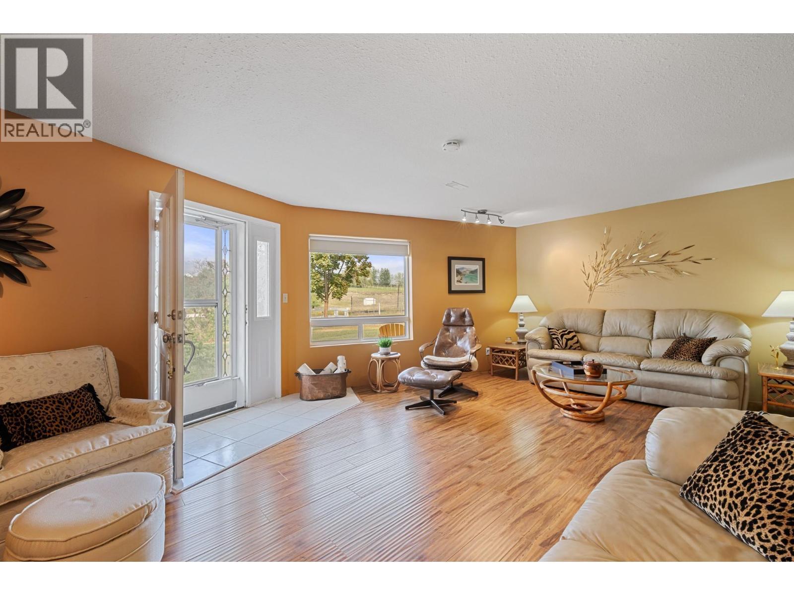 535 Curtis Road, Kelowna, BC - Indoor Photo Showing Living Room