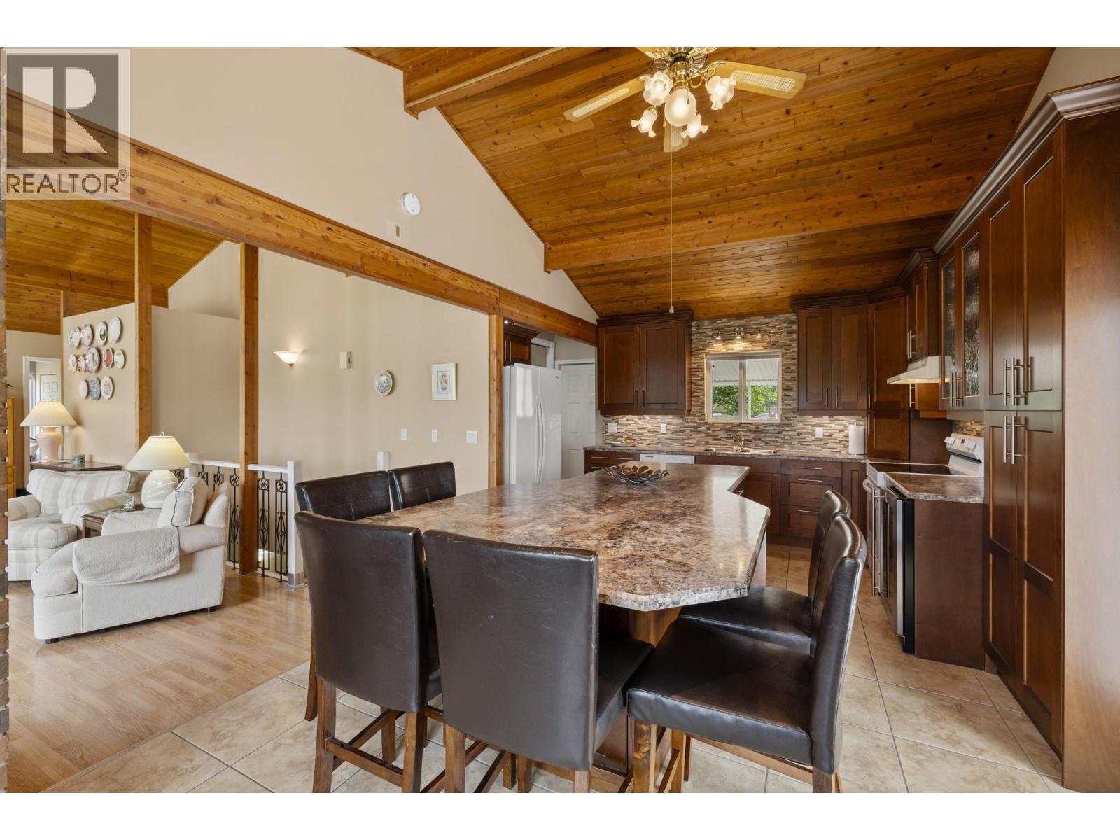 535 Curtis Road, Kelowna, BC - Indoor Photo Showing Dining Room