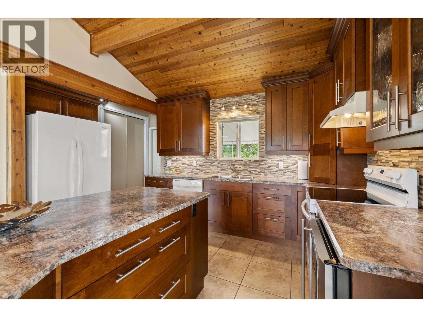 535 Curtis Road, Kelowna, BC - Indoor Photo Showing Kitchen
