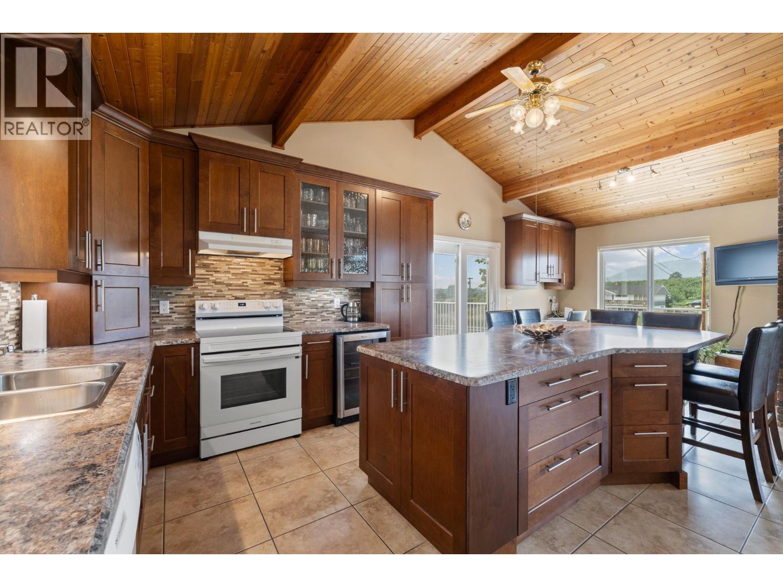 535 Curtis Road, Kelowna, BC - Indoor Photo Showing Kitchen With Double Sink