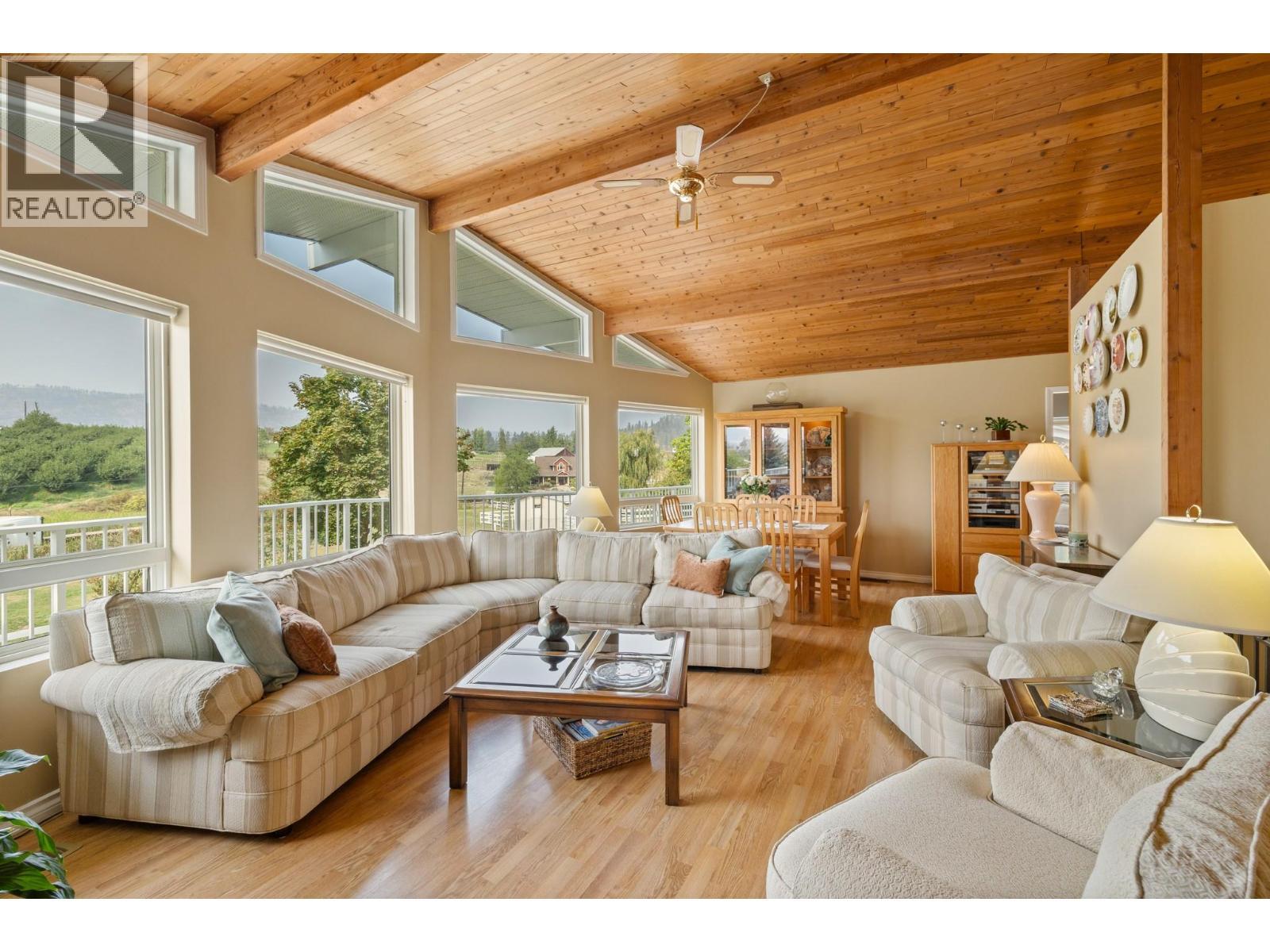 535 Curtis Road, Kelowna, BC - Indoor Photo Showing Living Room