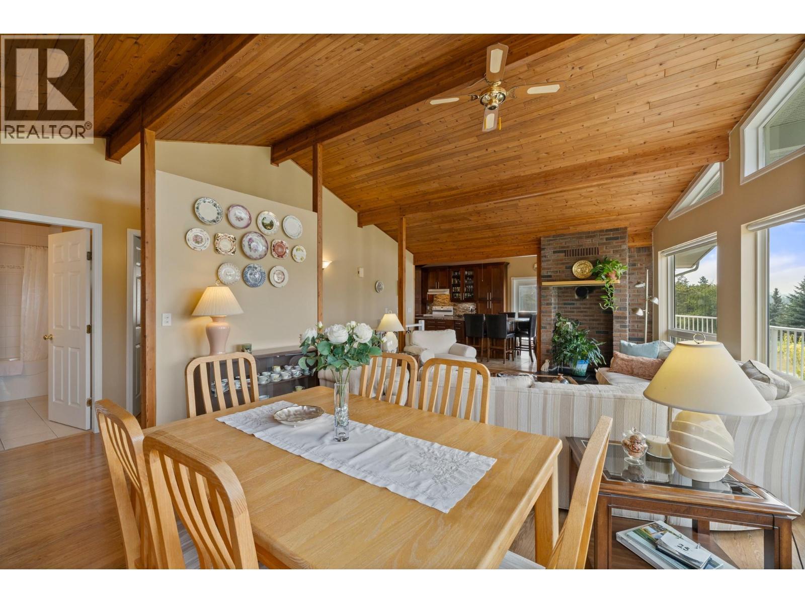 535 Curtis Road, Kelowna, BC - Indoor Photo Showing Dining Room