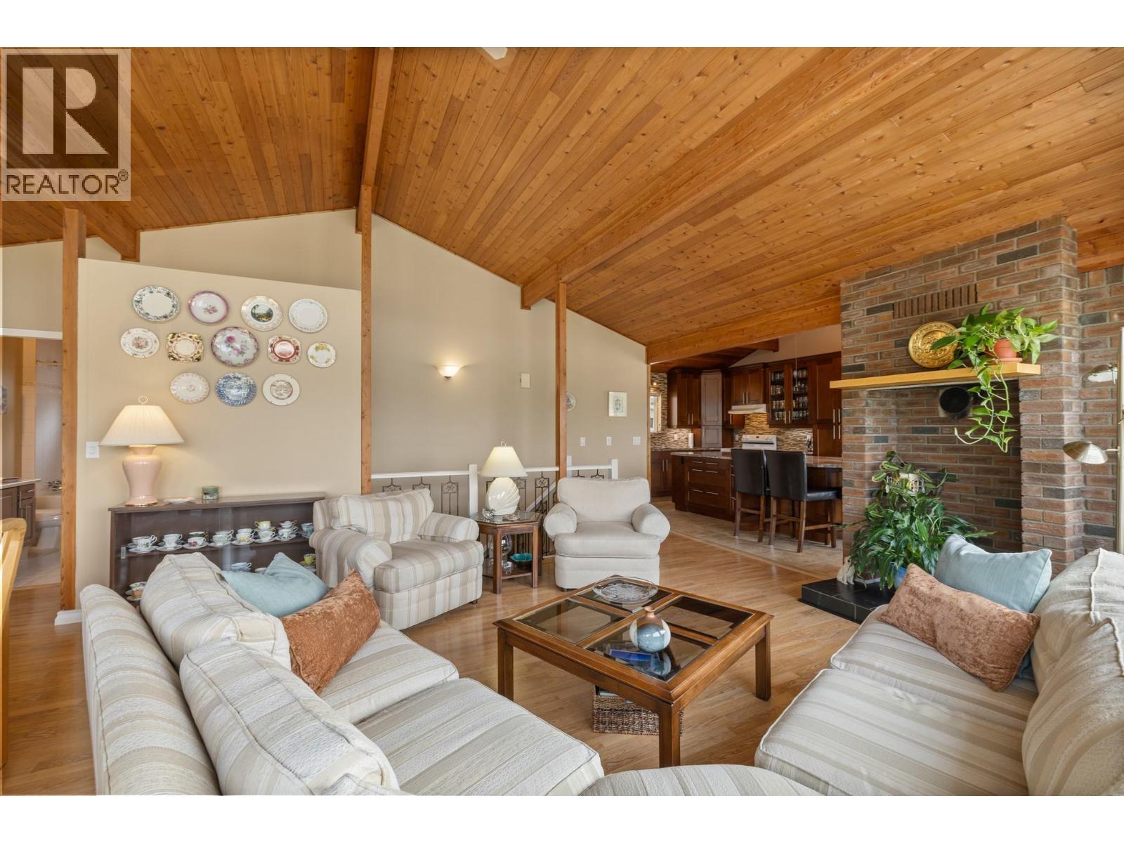 535 Curtis Road, Kelowna, BC - Indoor Photo Showing Living Room