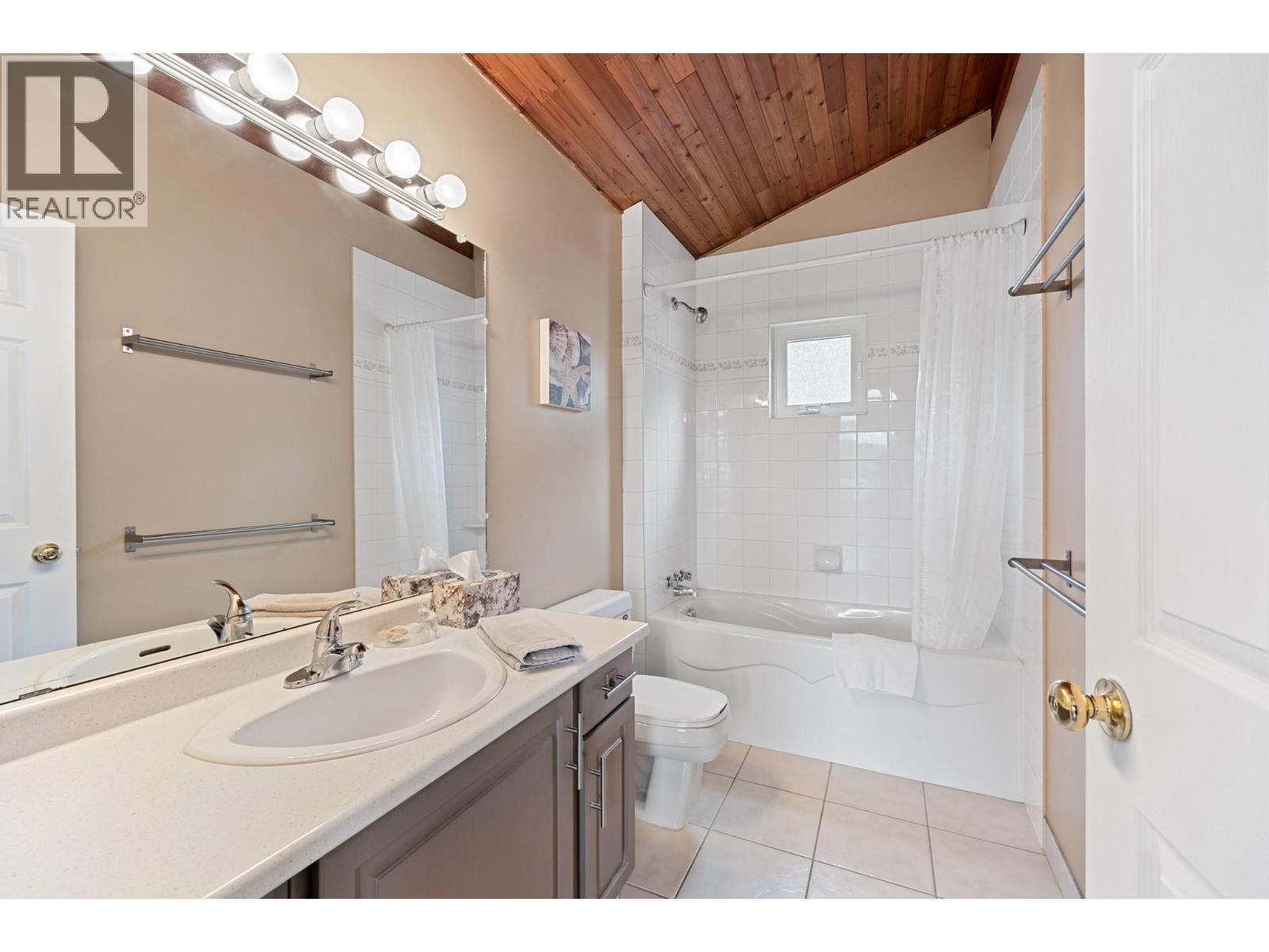 535 Curtis Road, Kelowna, BC - Indoor Photo Showing Bathroom