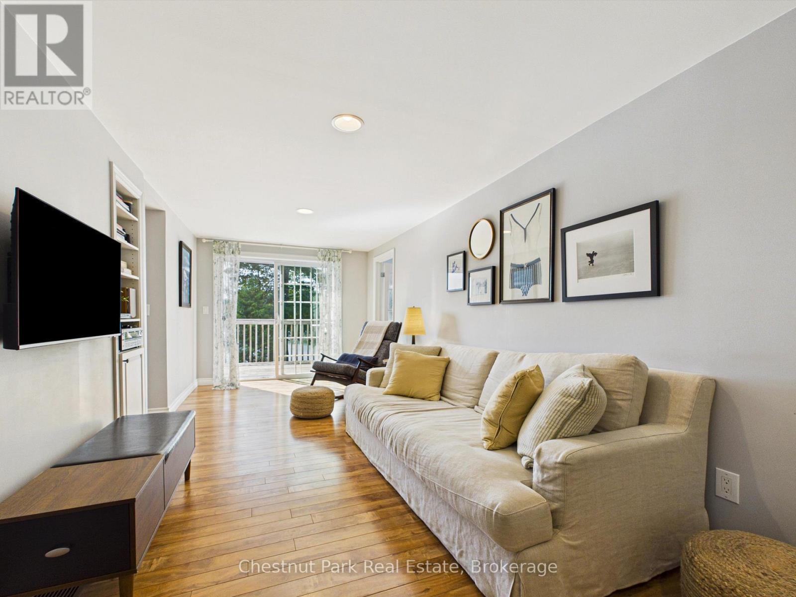 1014 Kelly Road, Lake Of Bays (Mclean), ON - Indoor Photo Showing Living Room