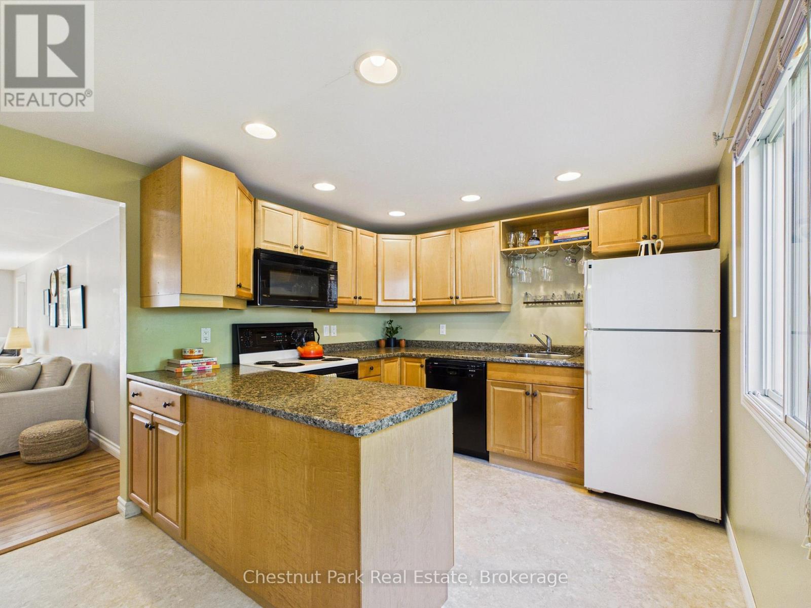 1014 Kelly Road, Lake Of Bays (Mclean), ON - Indoor Photo Showing Kitchen