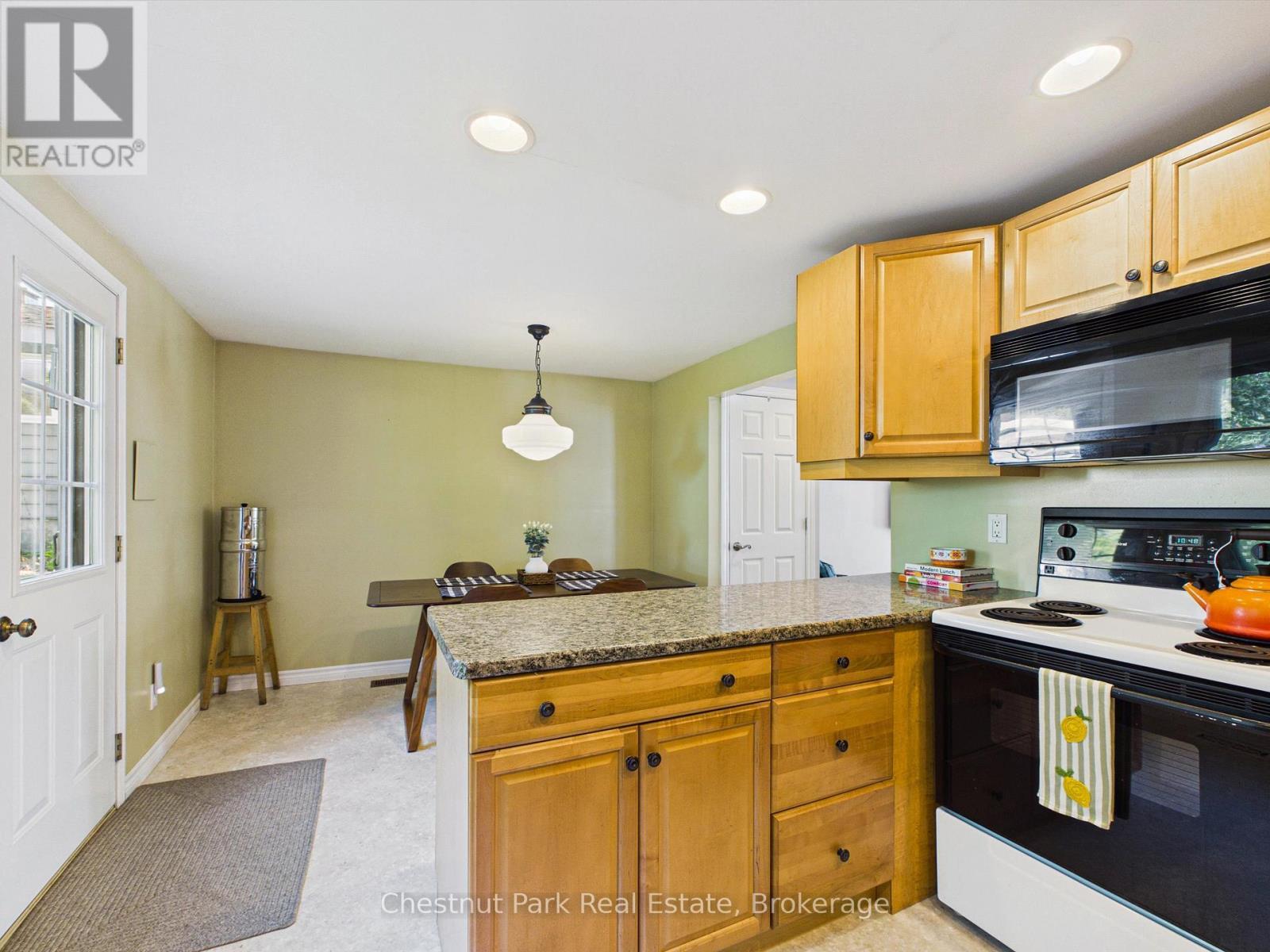 1014 Kelly Road, Lake Of Bays (Mclean), ON - Indoor Photo Showing Kitchen