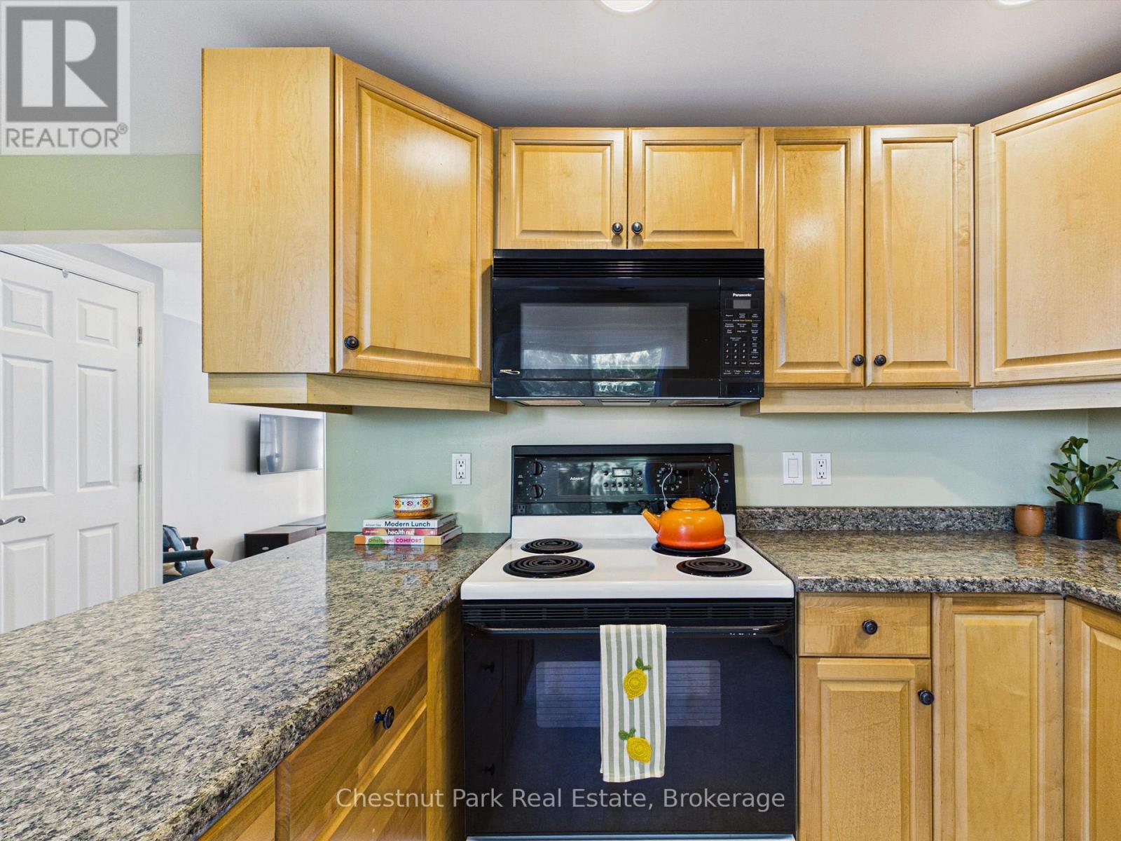 1014 Kelly Road, Lake Of Bays (Mclean), ON - Indoor Photo Showing Kitchen