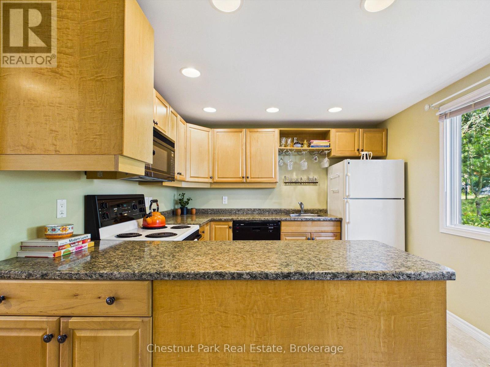 1014 Kelly Road, Lake Of Bays (Mclean), ON - Indoor Photo Showing Kitchen